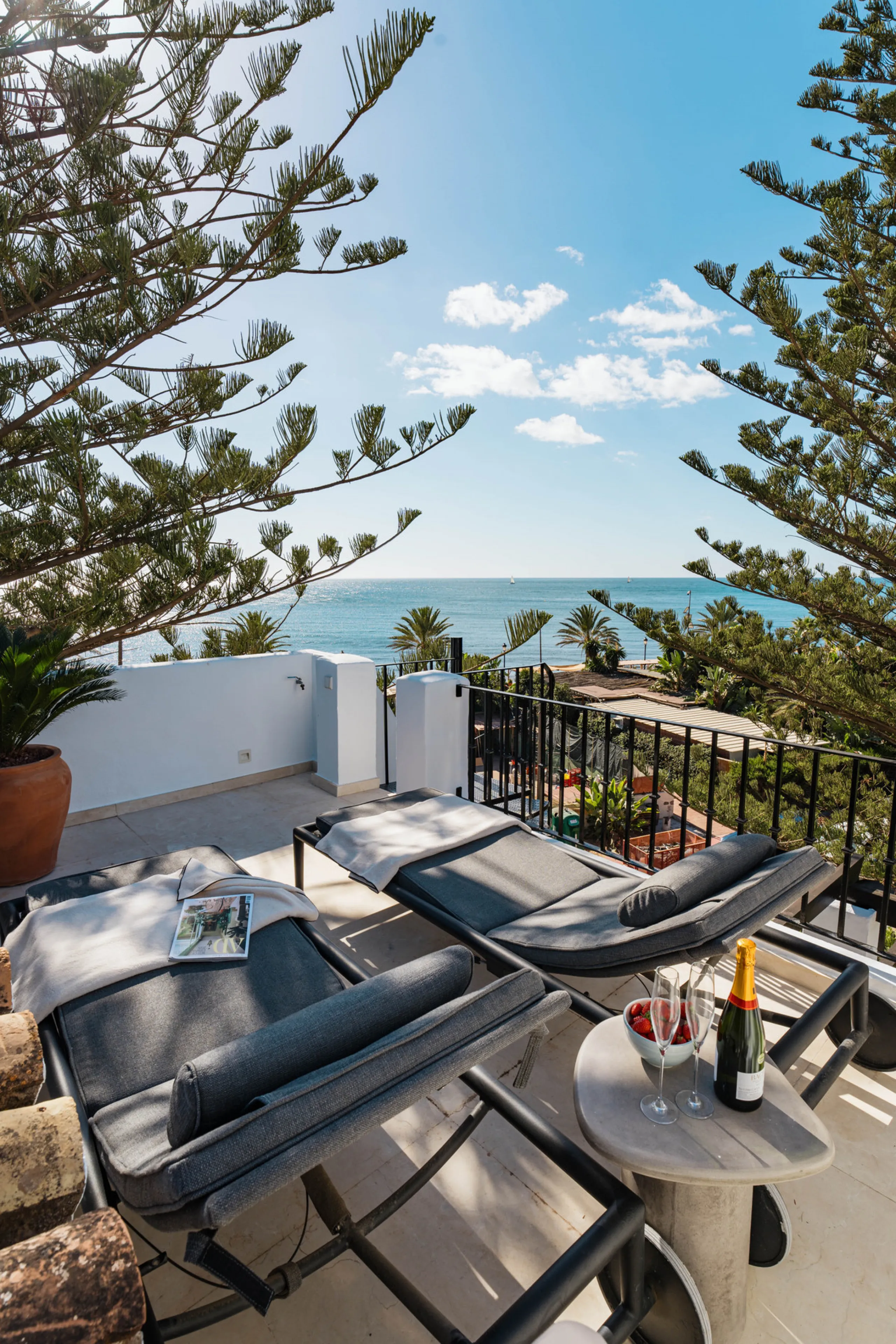 Penthouse Horizon is a sophisticated three-bedroom, two-bathroom duplex penthouse for sale in the exclusive Castiglione urbanization in San Pedro de Alcántara.