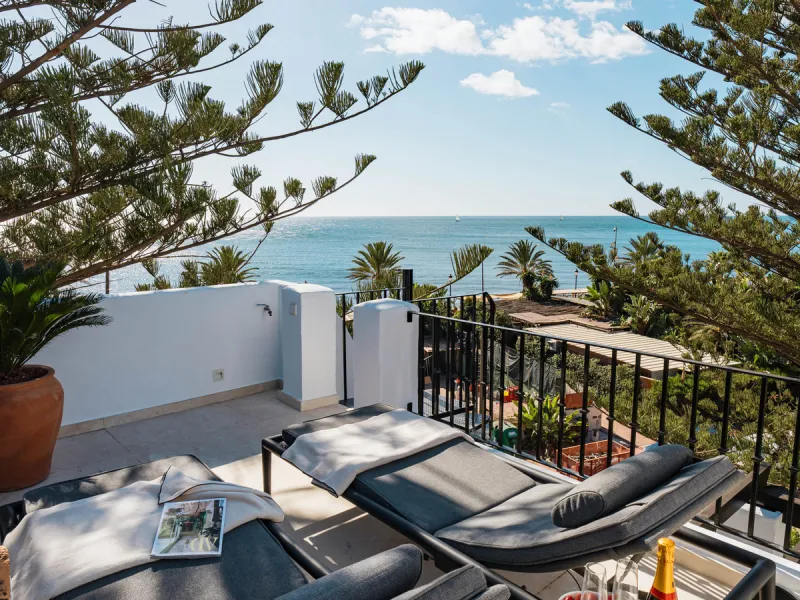 Penthouse Horizon is a sophisticated three-bedroom, two-bathroom duplex penthouse for sale in the exclusive Castiglione urbanization in San Pedro de Alcántara.
