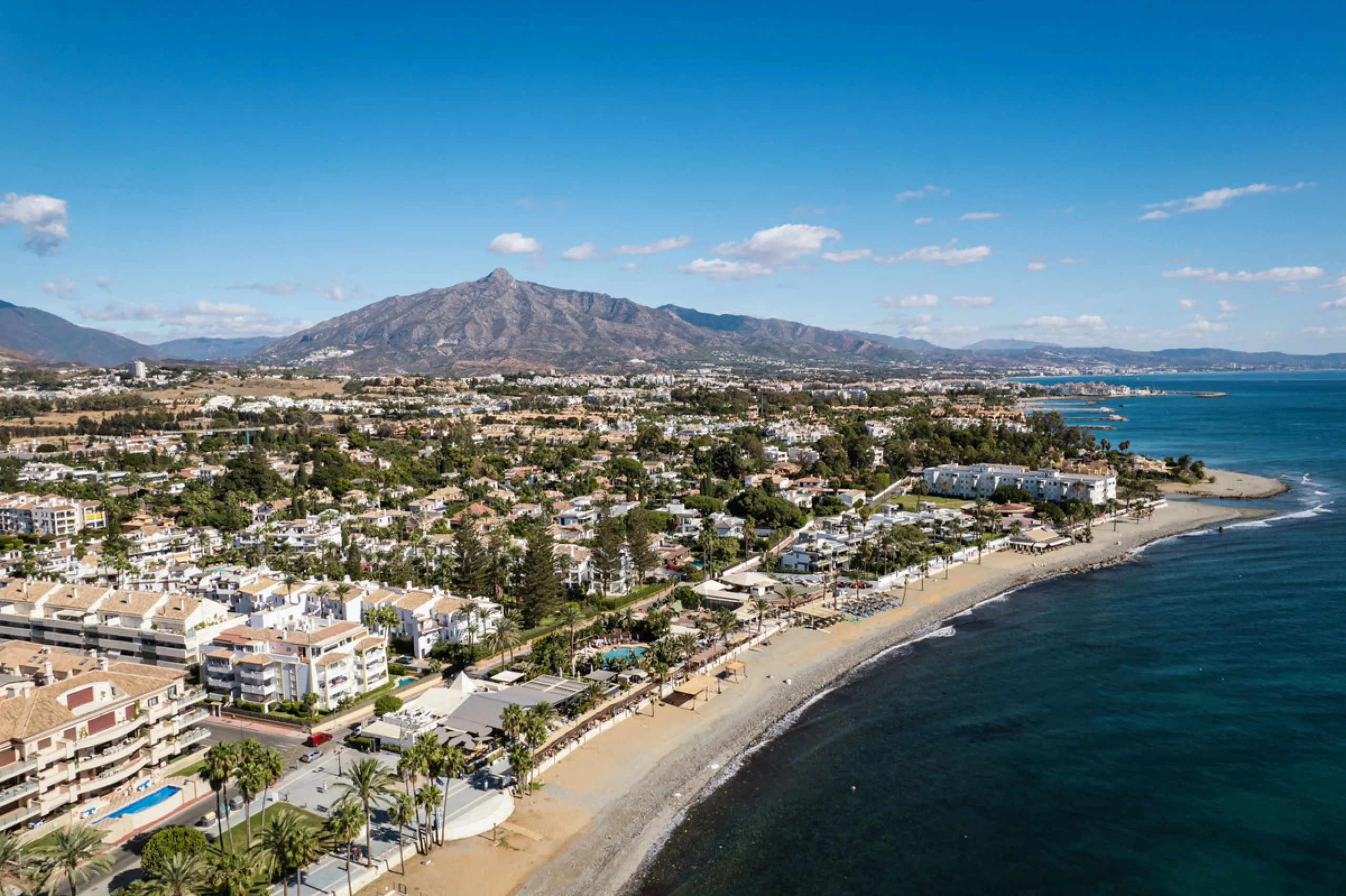 Penthouse Horizon is a sophisticated three-bedroom, two-bathroom duplex penthouse for sale in the exclusive Castiglione urbanization in San Pedro de Alcántara.