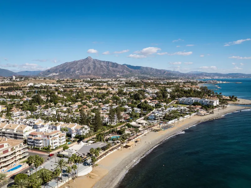 Penthouse Horizon is a sophisticated three-bedroom, two-bathroom duplex penthouse for sale in the exclusive Castiglione urbanization in San Pedro de Alcántara.