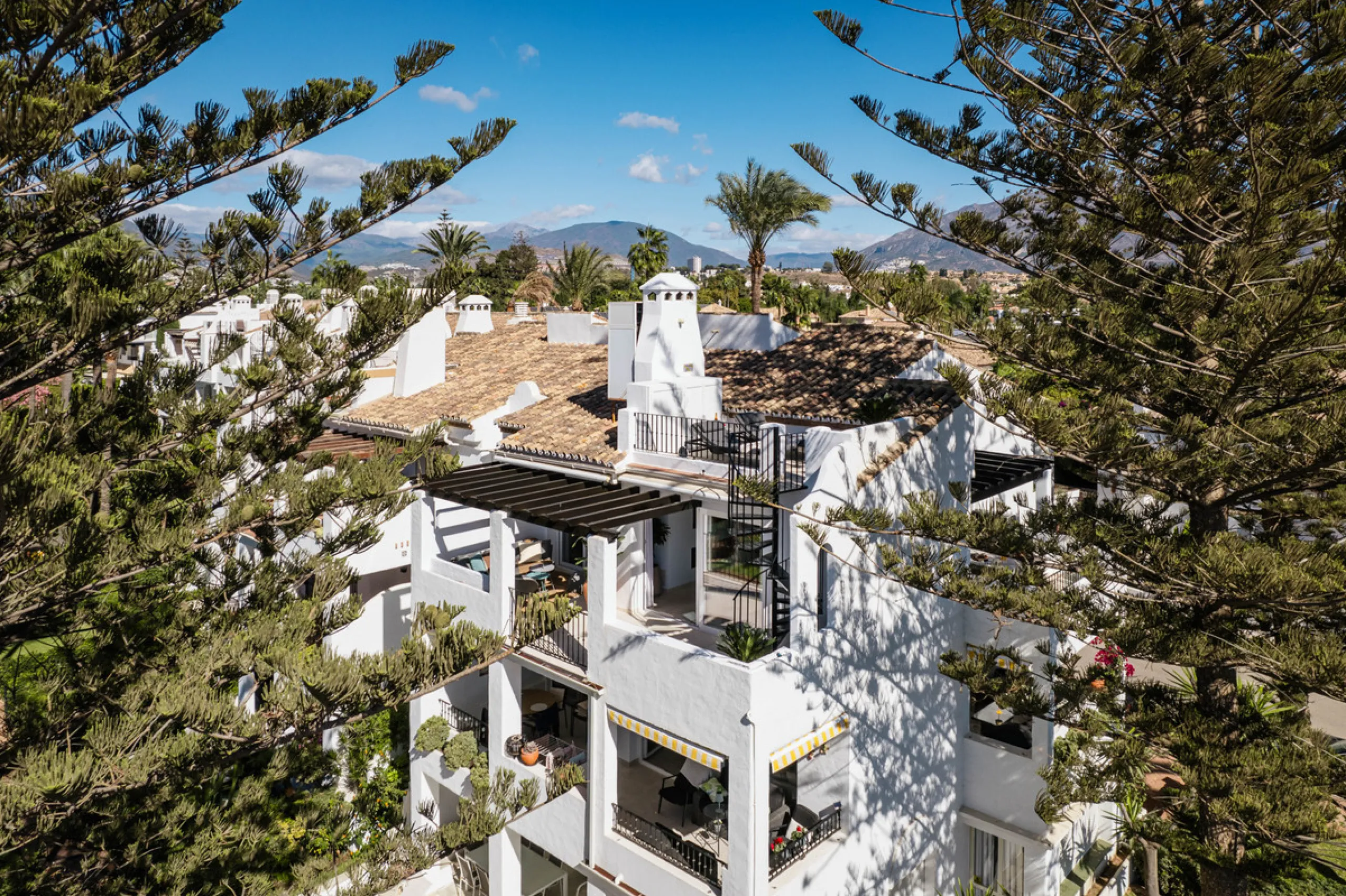 Penthouse Horizon is a sophisticated three-bedroom, two-bathroom duplex penthouse for sale in the exclusive Castiglione urbanization in San Pedro de Alcántara.
