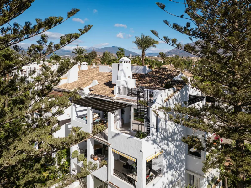 Penthouse Horizon is a sophisticated three-bedroom, two-bathroom duplex penthouse for sale in the exclusive Castiglione urbanization in San Pedro de Alcántara.