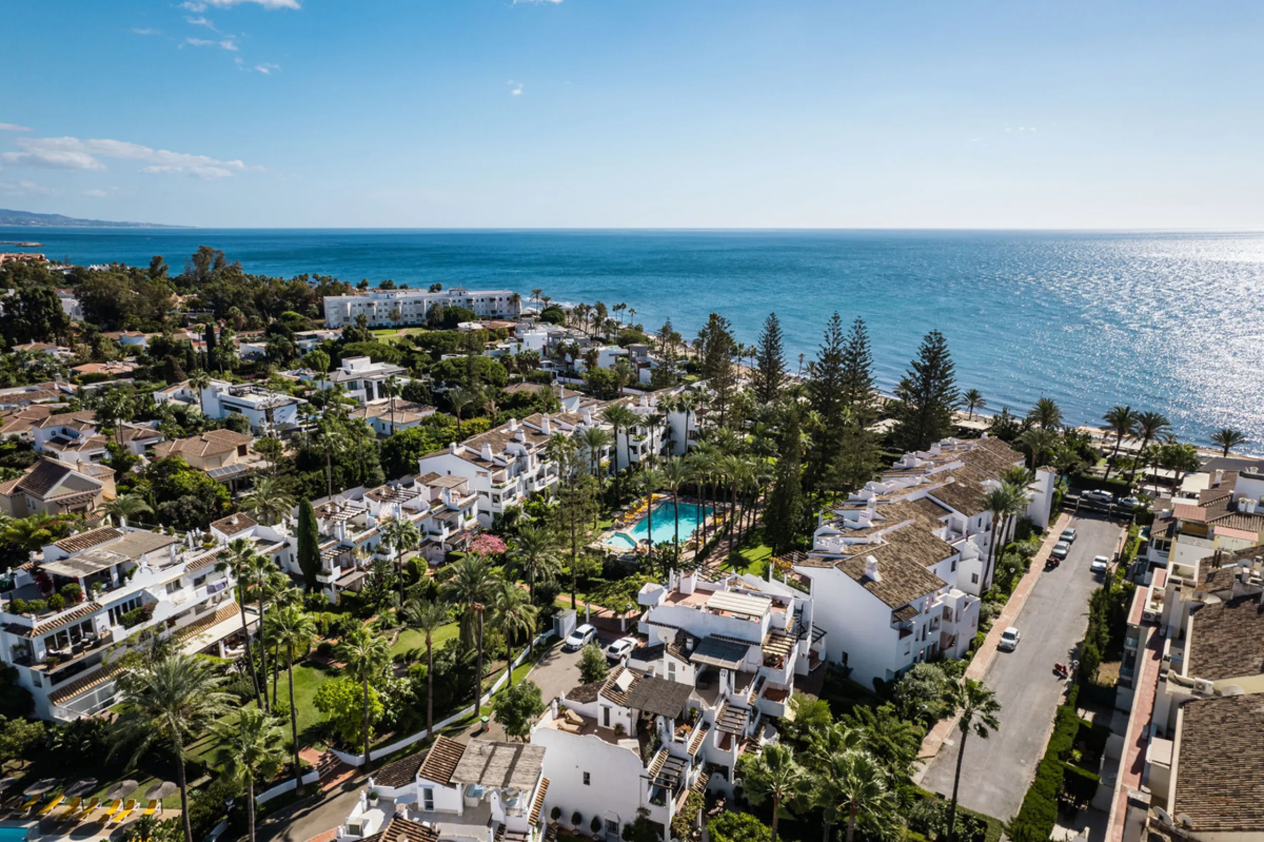 Penthouse Horizon is a sophisticated three-bedroom, two-bathroom duplex penthouse for sale in the exclusive Castiglione urbanization in San Pedro de Alcántara.