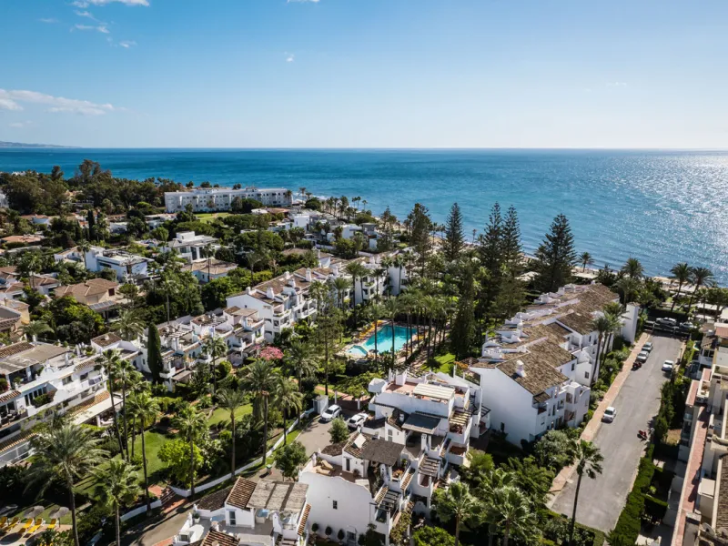 Penthouse Horizon is a sophisticated three-bedroom, two-bathroom duplex penthouse for sale in the exclusive Castiglione urbanization in San Pedro de Alcántara.
