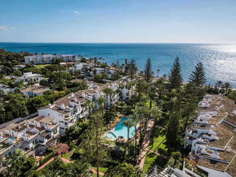 Penthouse Horizon is a sophisticated three-bedroom, two-bathroom duplex penthouse for sale in the exclusive Castiglione urbanization in San Pedro de Alcántara.