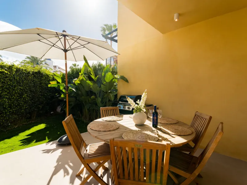 House - Townhouse в продаже в Marbella, Málaga. В доме 4 спален и 3 ванных комнат. Площадь дома 160 м²