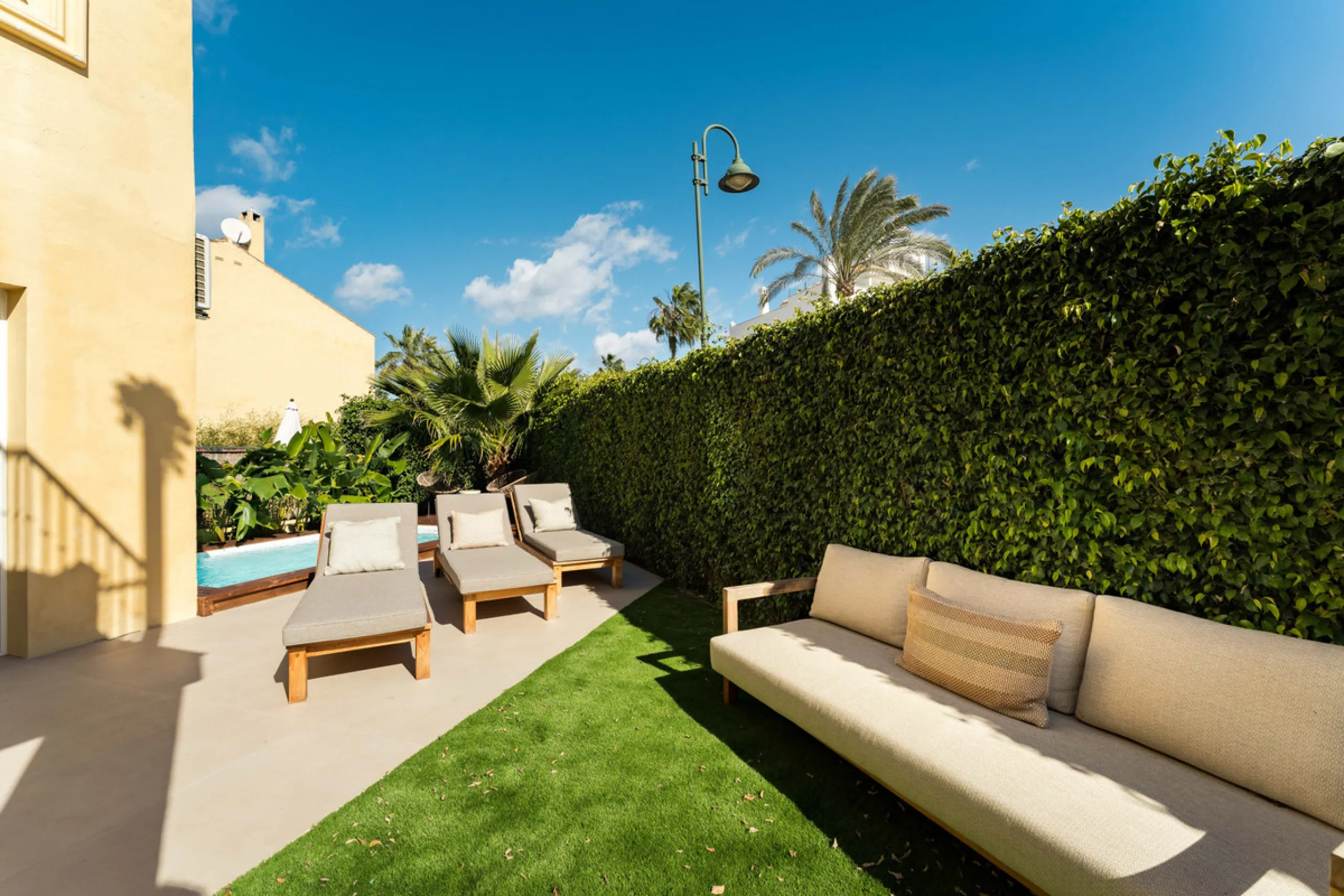 House - Townhouse в продаже в Marbella, Málaga. В доме 4 спален и 3 ванных комнат. Площадь дома 160 м²
