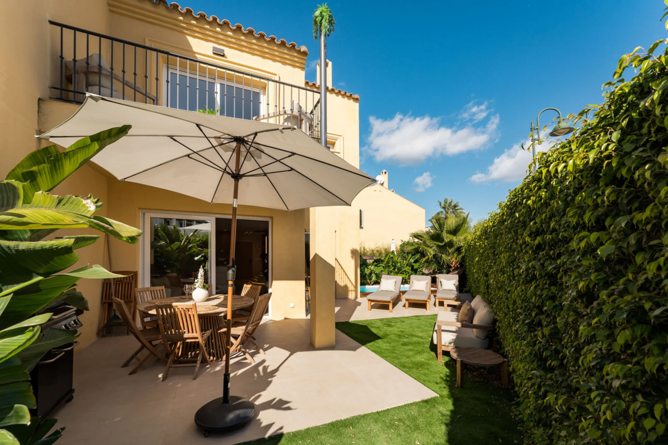 House - Townhouse в продаже в Marbella, Málaga. В доме 4 спален и 3 ванных комнат. Площадь дома 160 м²