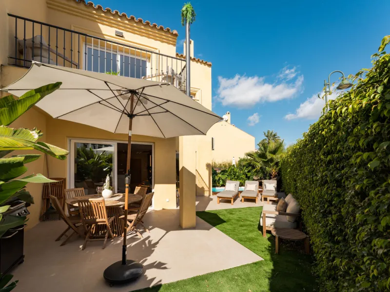 House - Townhouse в продаже в Marbella, Málaga. В доме 4 спален и 3 ванных комнат. Площадь дома 160 м²