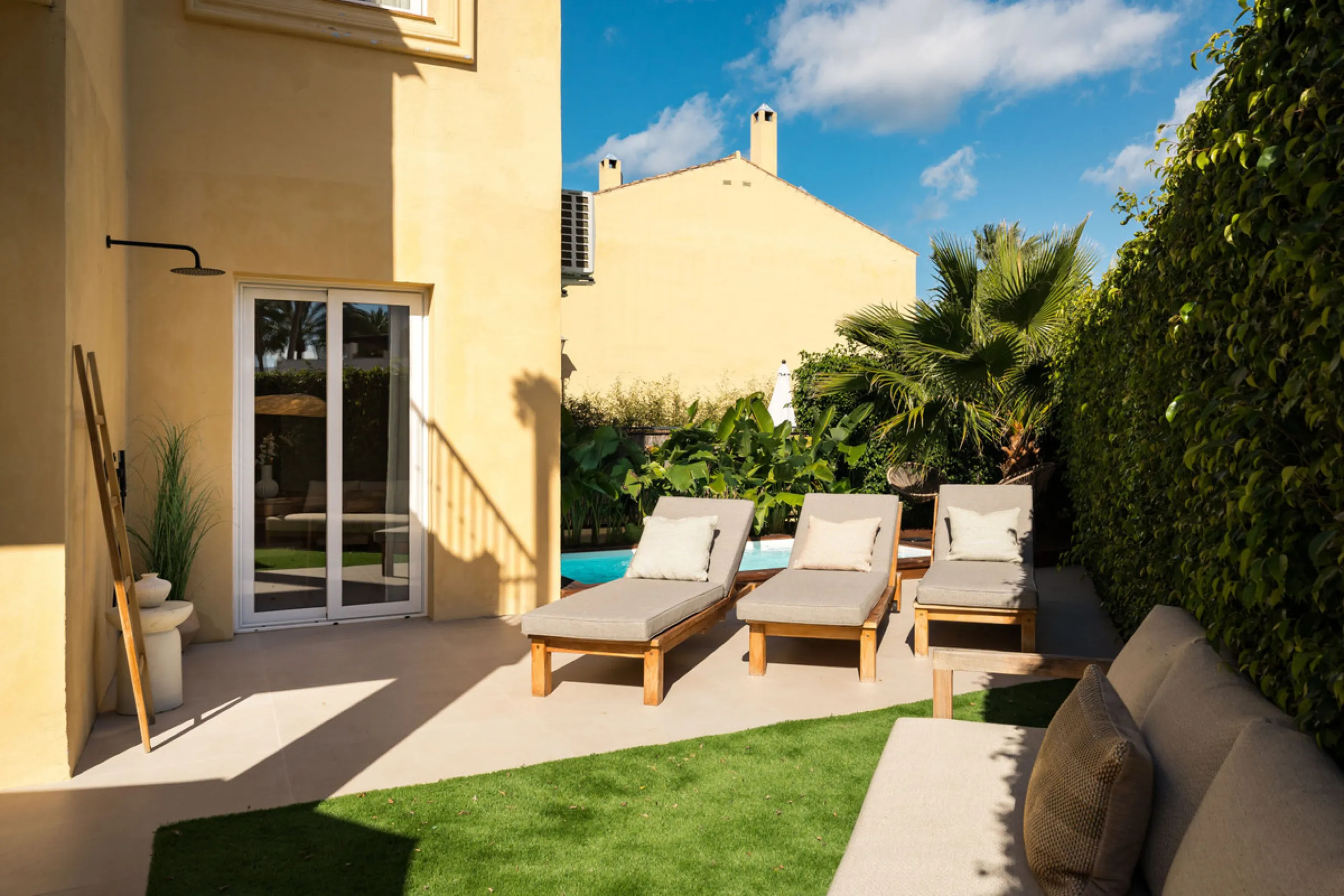 House - Townhouse в продаже в Marbella, Málaga. В доме 4 спален и 3 ванных комнат. Площадь дома 160 м²