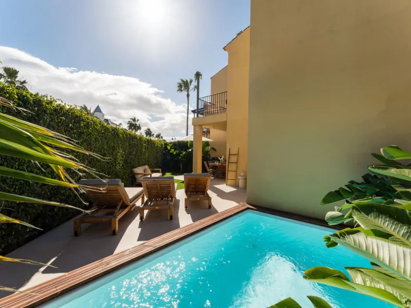 House - Townhouse в продаже в Marbella, Málaga. В доме 4 спален и 3 ванных комнат. Площадь дома 160 м²