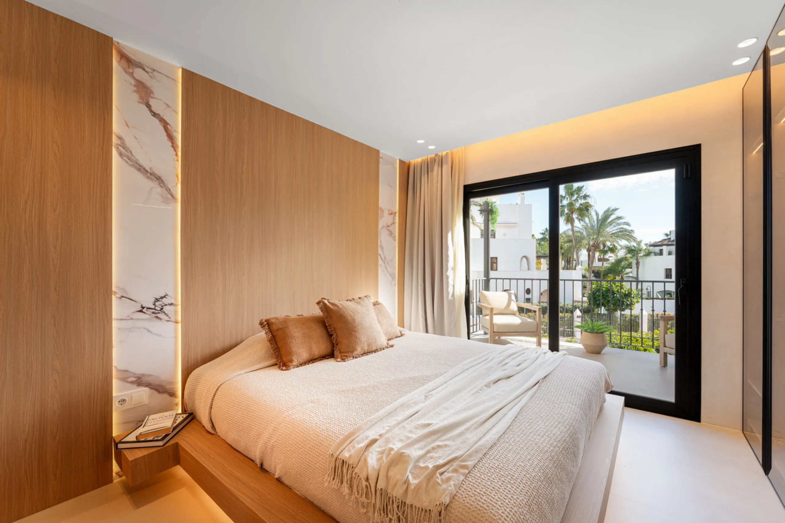 House - Townhouse в продаже в Marbella, Málaga. В доме 4 спален и 3 ванных комнат. Площадь дома 160 м²