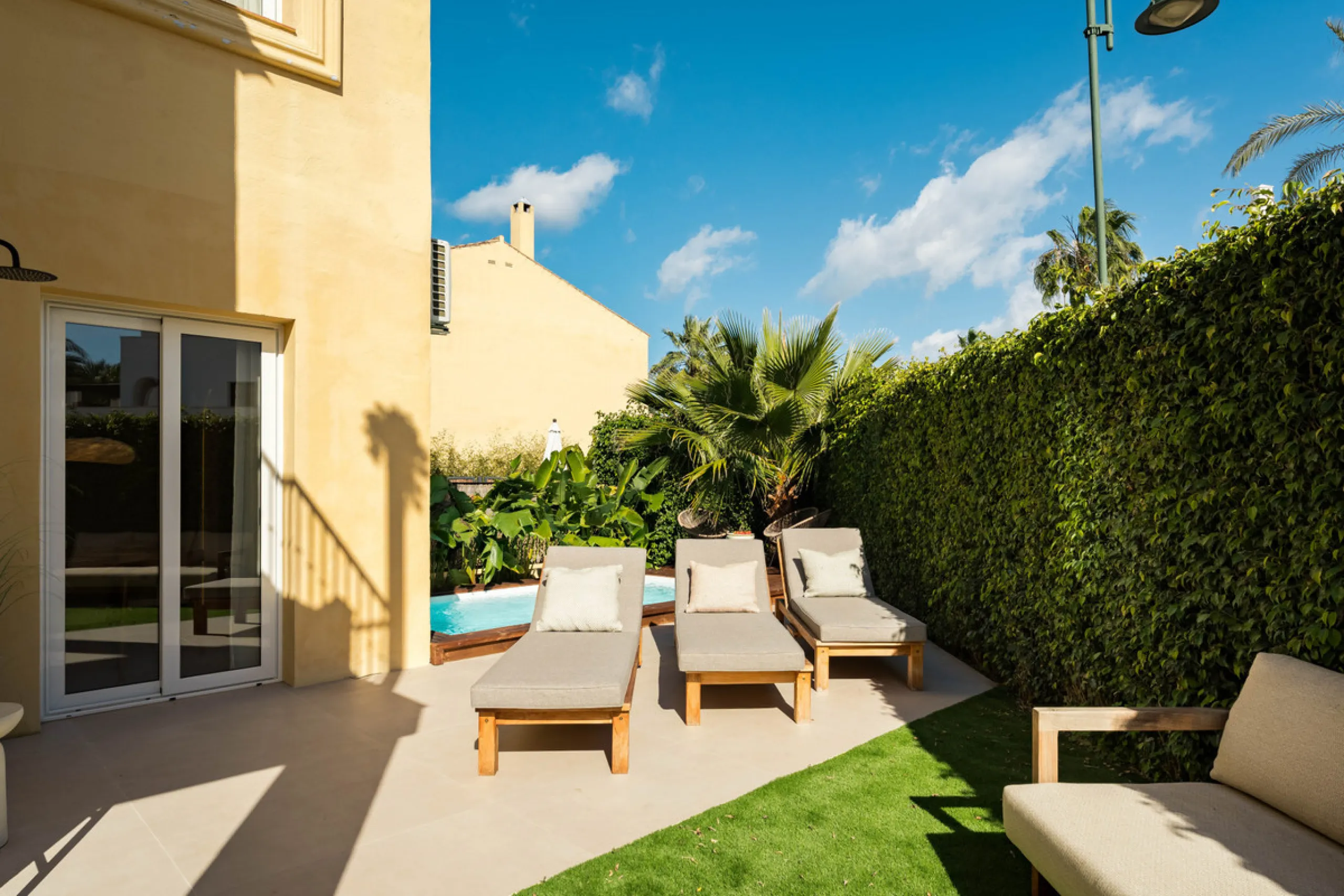 House - Townhouse в продаже в Marbella, Málaga. В доме 4 спален и 3 ванных комнат. Площадь дома 160 м²