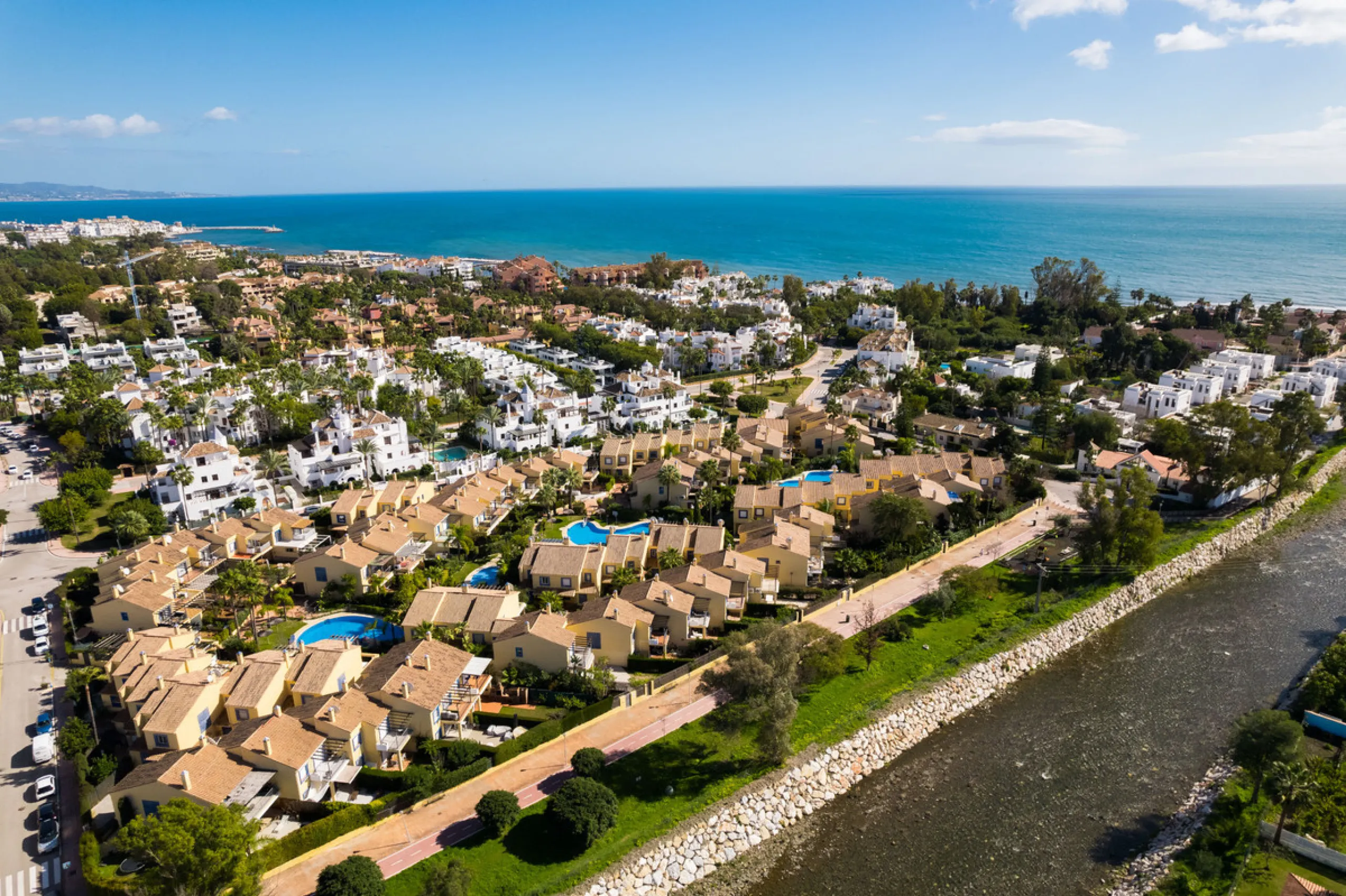 House - Townhouse в продаже в Marbella, Málaga. В доме 4 спален и 3 ванных комнат. Площадь дома 160 м²