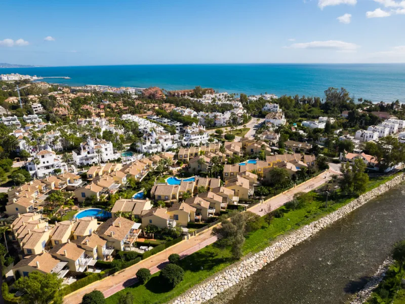 House - Townhouse в продаже в Marbella, Málaga. В доме 4 спален и 3 ванных комнат. Площадь дома 160 м²