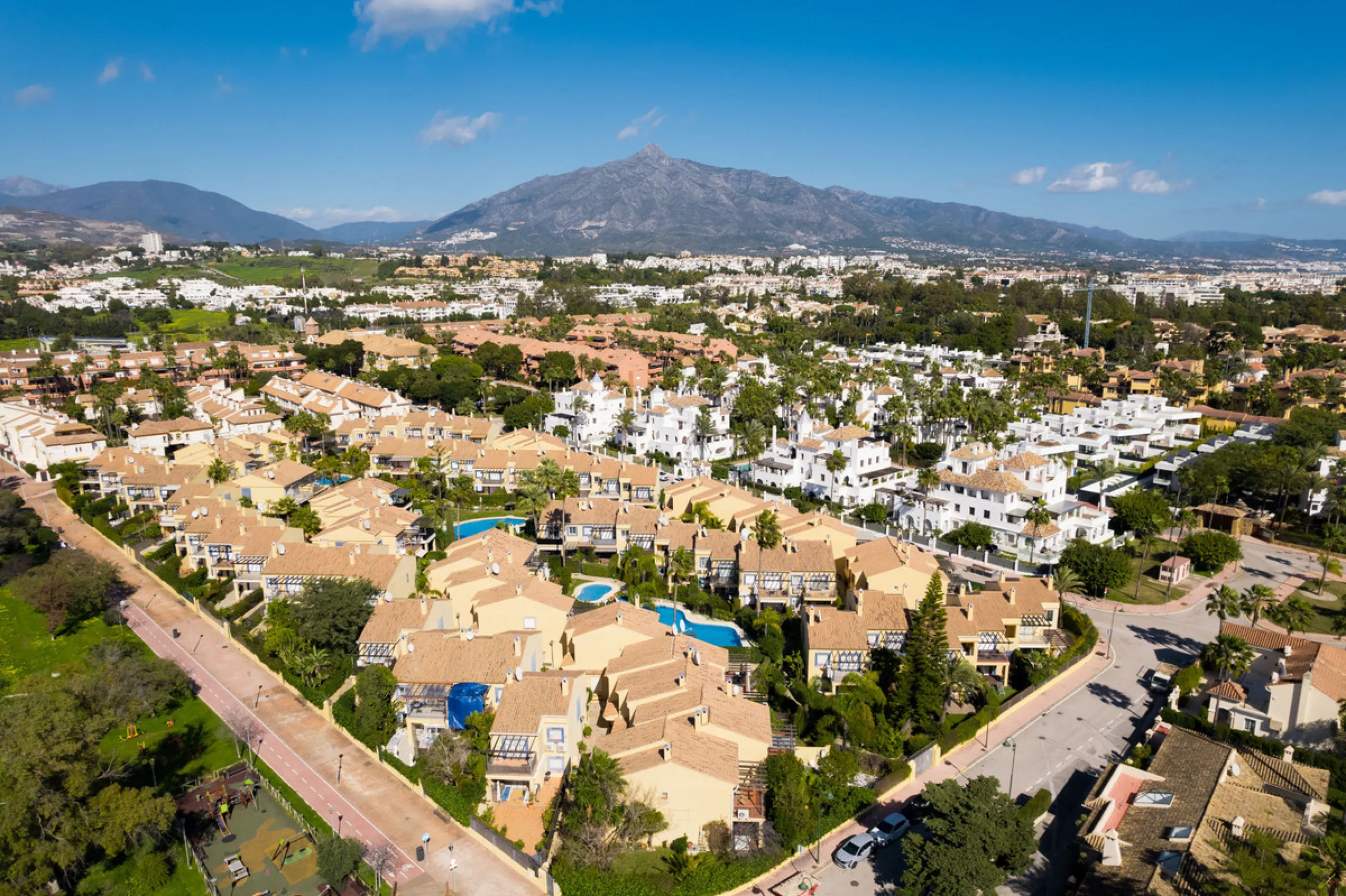 House - Townhouse в продаже в Marbella, Málaga. В доме 4 спален и 3 ванных комнат. Площадь дома 160 м²
