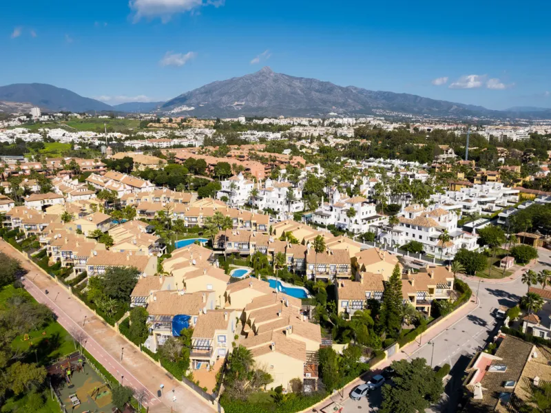 House - Townhouse в продаже в Marbella, Málaga. В доме 4 спален и 3 ванных комнат. Площадь дома 160 м²