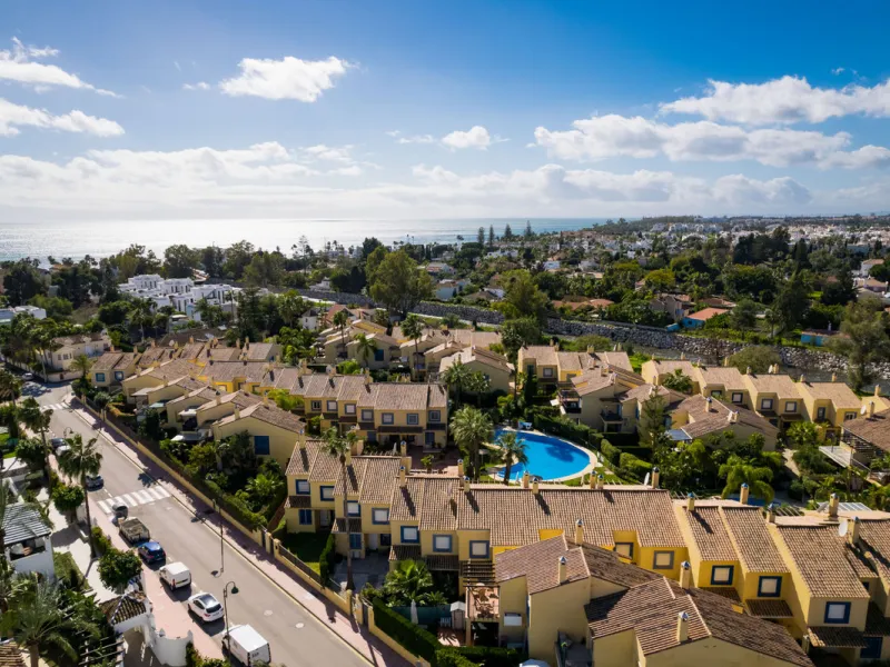 House - Townhouse в продаже в Marbella, Málaga. В доме 4 спален и 3 ванных комнат. Площадь дома 160 м²