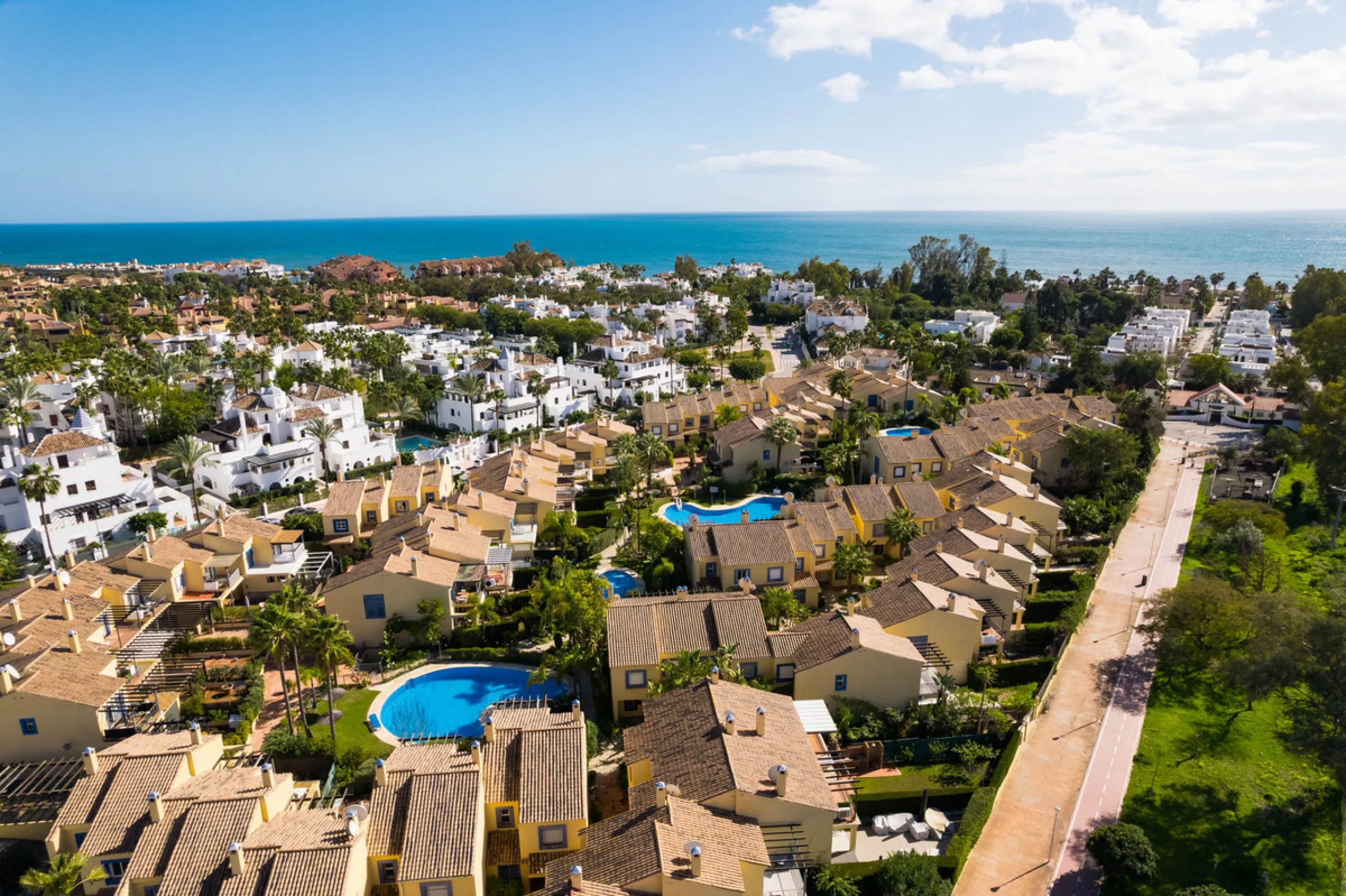 House - Townhouse в продаже в Marbella, Málaga. В доме 4 спален и 3 ванных комнат. Площадь дома 160 м²