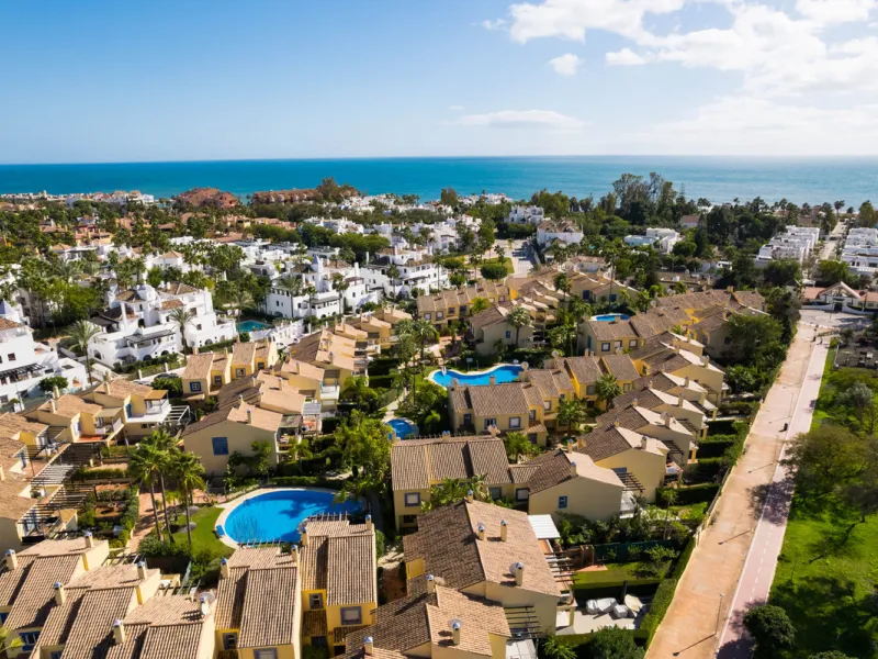 House - Townhouse в продаже в Marbella, Málaga. В доме 4 спален и 3 ванных комнат. Площадь дома 160 м²