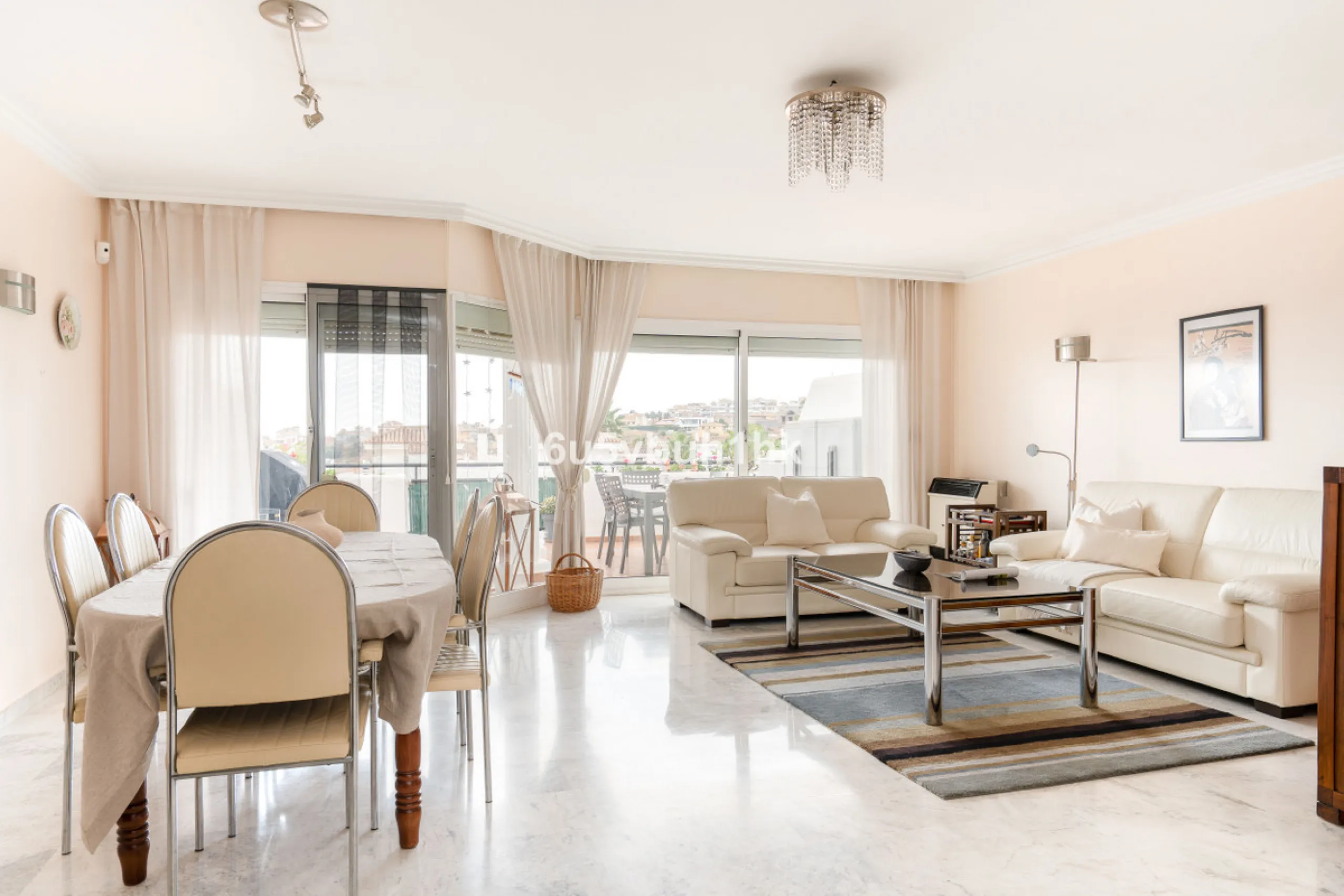 House - Townhouse в продаже в Benalmadena, Málaga. В доме 5 спален и 4 ванных комнат. Площадь дома 258 м². Площадь участка 258 м²