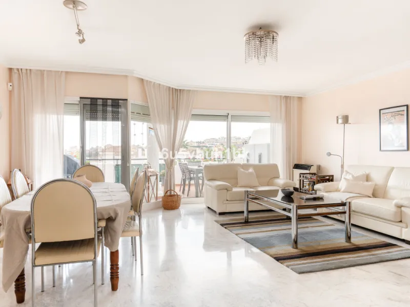 Located on a peaceful street steps from Avenida de las Palmeras, this bright townhouse offers beautiful sea views, a flexible layout and an excellent location close to all amenities. A great opportunity for those looking for a home in a highly desirable a