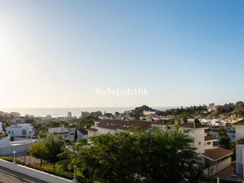 House - Townhouse в продаже в Benalmadena, Málaga. В доме 5 спален и 4 ванных комнат. Площадь дома 258 м². Площадь участка 258 м²