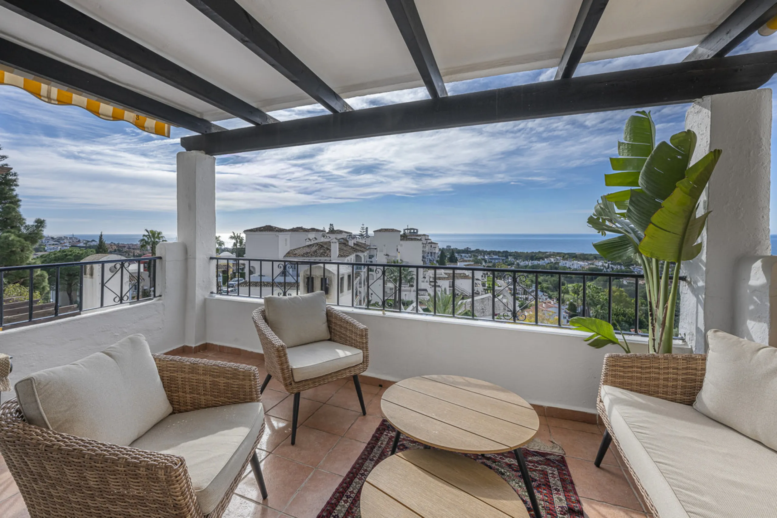 Sea views are the first thing you notice here. Open, wide, uninterrupted views across the Mediterranean from your own south-facing terrace in Sitio de Calahonda, Mijas. This modern, fully refurbished apartment offers 112 m² of built-up area and is set in 