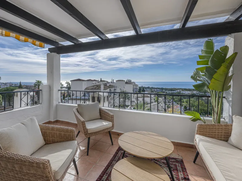 Sea views are the first thing you notice here. Open, wide, uninterrupted views across the Mediterranean from your own south-facing terrace in Sitio de Calahonda, Mijas. This modern, fully refurbished apartment offers 112 m² of built-up area and is set in 