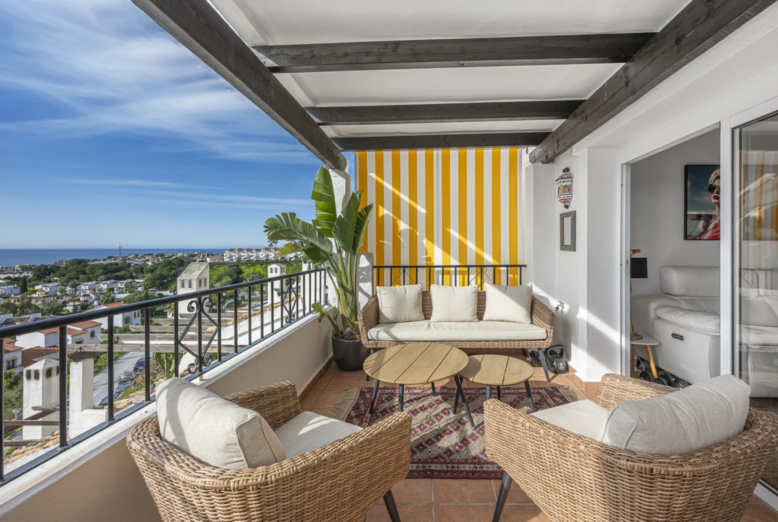Sea views are the first thing you notice here. Open, wide, uninterrupted views across the Mediterranean from your own south-facing terrace in Sitio de Calahonda, Mijas. This modern, fully refurbished apartment offers 112 m² of built-up area and is set in 