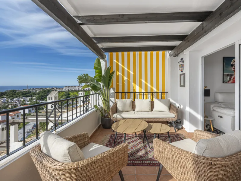 Sea views are the first thing you notice here. Open, wide, uninterrupted views across the Mediterranean from your own south-facing terrace in Sitio de Calahonda, Mijas. This modern, fully refurbished apartment offers 112 m² of built-up area and is set in 