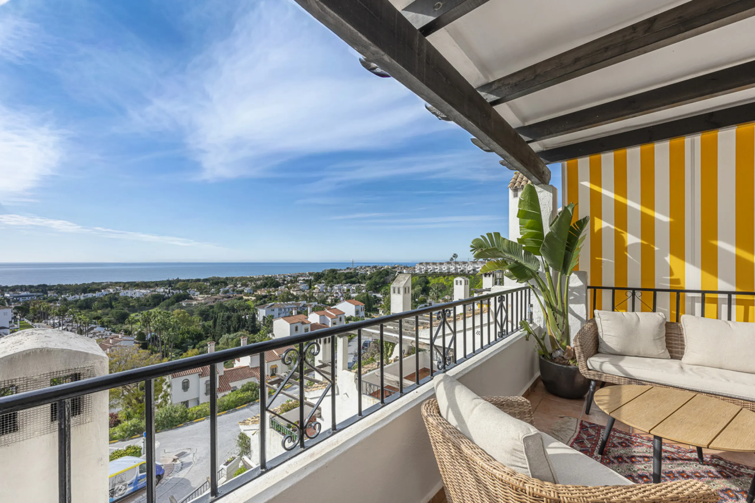 Sea views are the first thing you notice here. Open, wide, uninterrupted views across the Mediterranean from your own south-facing terrace in Sitio de Calahonda, Mijas. This modern, fully refurbished apartment offers 112 m² of built-up area and is set in 