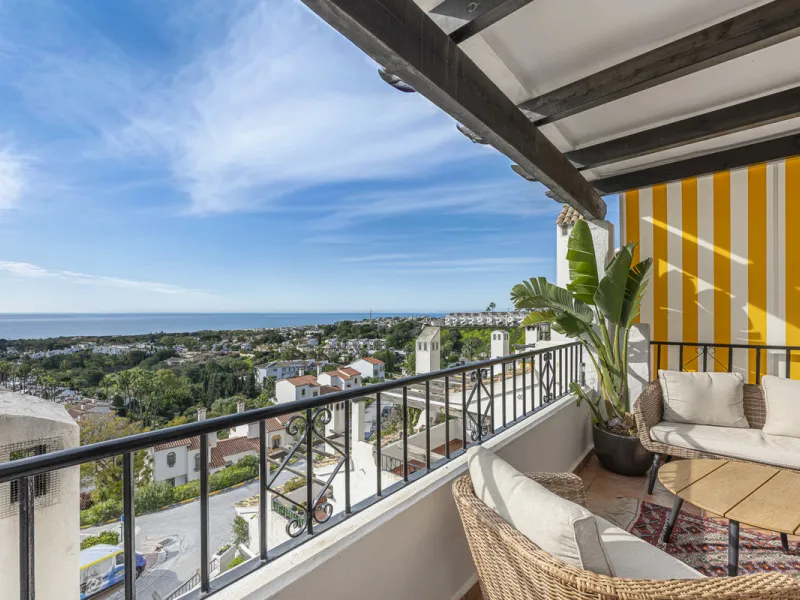 Sea views are the first thing you notice here. Open, wide, uninterrupted views across the Mediterranean from your own south-facing terrace in Sitio de Calahonda, Mijas. This modern, fully refurbished apartment offers 112 m² of built-up area and is set in 
