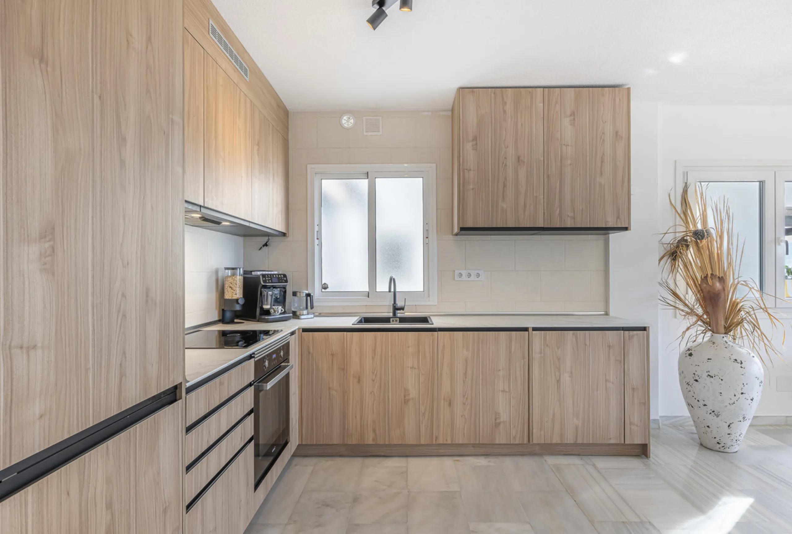 Sea views are the first thing you notice here. Open, wide, uninterrupted views across the Mediterranean from your own south-facing terrace in Sitio de Calahonda, Mijas. This modern, fully refurbished apartment offers 112 m² of built-up area and is set in 