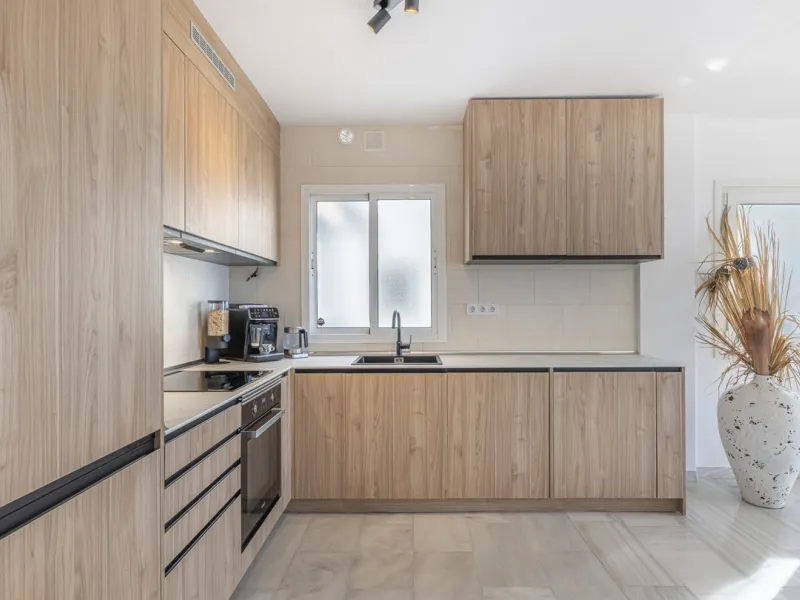 Sea views are the first thing you notice here. Open, wide, uninterrupted views across the Mediterranean from your own south-facing terrace in Sitio de Calahonda, Mijas. This modern, fully refurbished apartment offers 112 m² of built-up area and is set in 