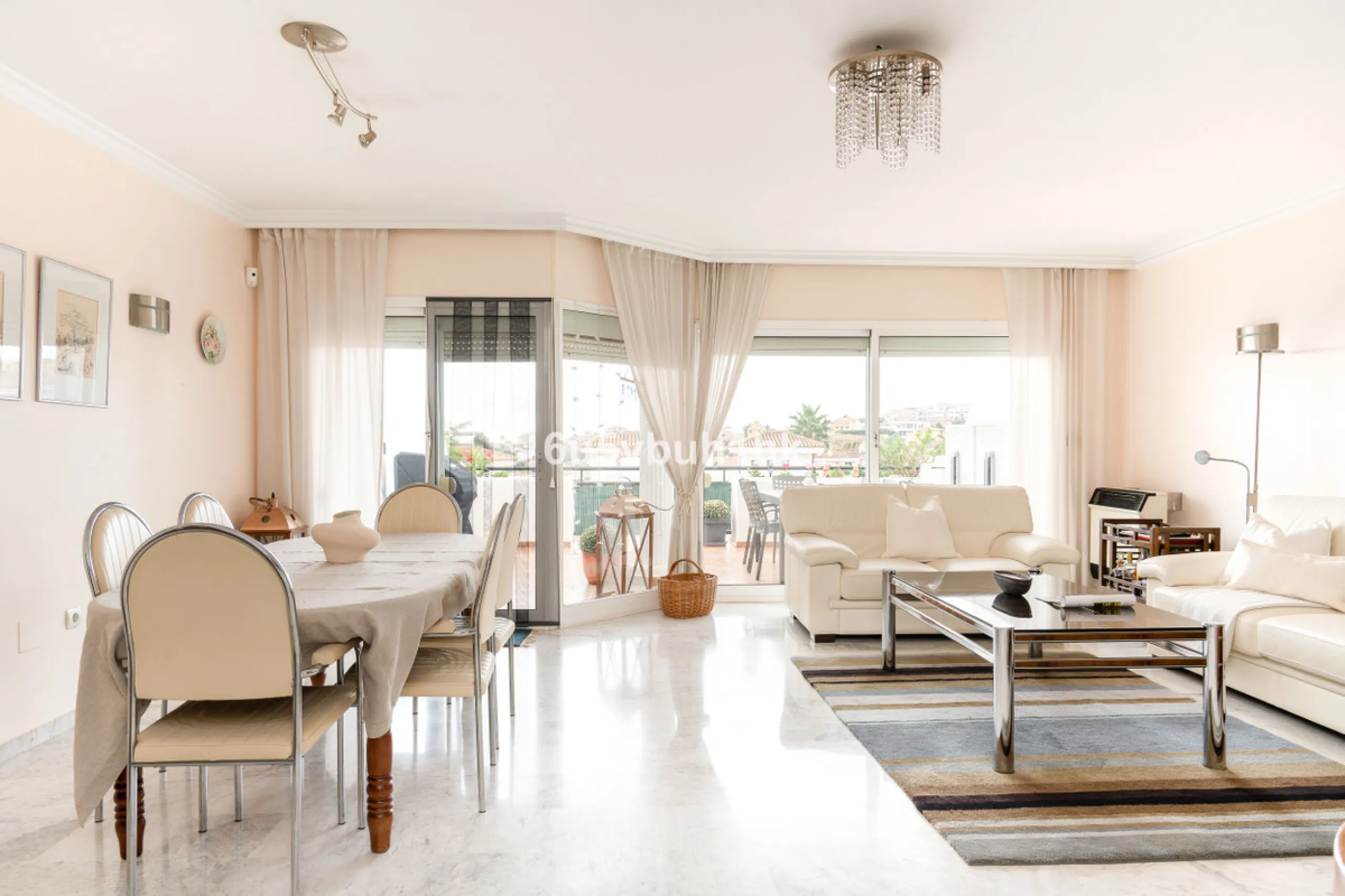 House - Townhouse в продаже в Benalmadena, Málaga. В доме 5 спален и 4 ванных комнат. Площадь дома 258 м². Площадь участка 258 м²