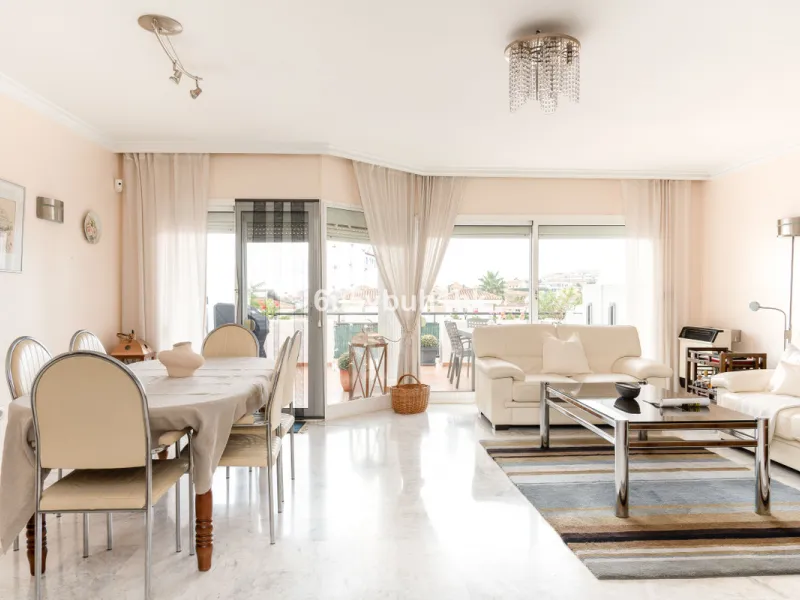 House - Townhouse в продаже в Benalmadena, Málaga. В доме 5 спален и 4 ванных комнат. Площадь дома 258 м². Площадь участка 258 м²