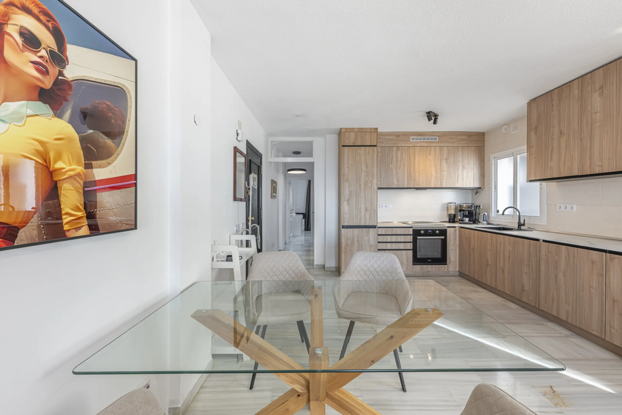 Sea views are the first thing you notice here. Open, wide, uninterrupted views across the Mediterranean from your own south-facing terrace in Sitio de Calahonda, Mijas. This modern, fully refurbished apartment offers 112 m² of built-up area and is set in 