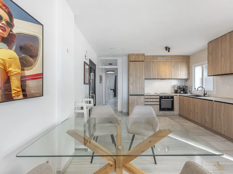 Sea views are the first thing you notice here. Open, wide, uninterrupted views across the Mediterranean from your own south-facing terrace in Sitio de Calahonda, Mijas. This modern, fully refurbished apartment offers 112 m² of built-up area and is set in 