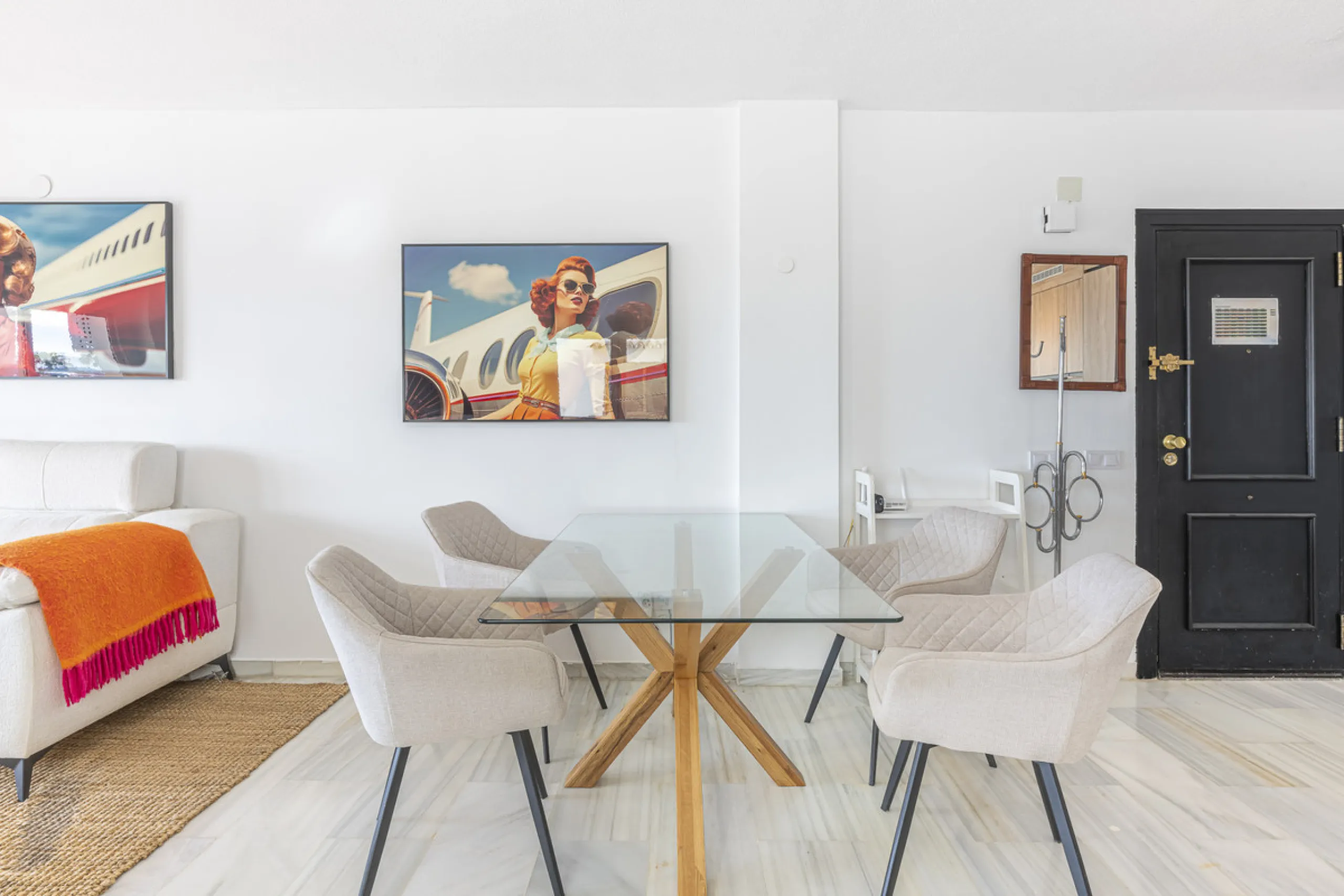 Sea views are the first thing you notice here. Open, wide, uninterrupted views across the Mediterranean from your own south-facing terrace in Sitio de Calahonda, Mijas. This modern, fully refurbished apartment offers 112 m² of built-up area and is set in 