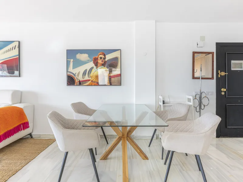 Sea views are the first thing you notice here. Open, wide, uninterrupted views across the Mediterranean from your own south-facing terrace in Sitio de Calahonda, Mijas. This modern, fully refurbished apartment offers 112 m² of built-up area and is set in 