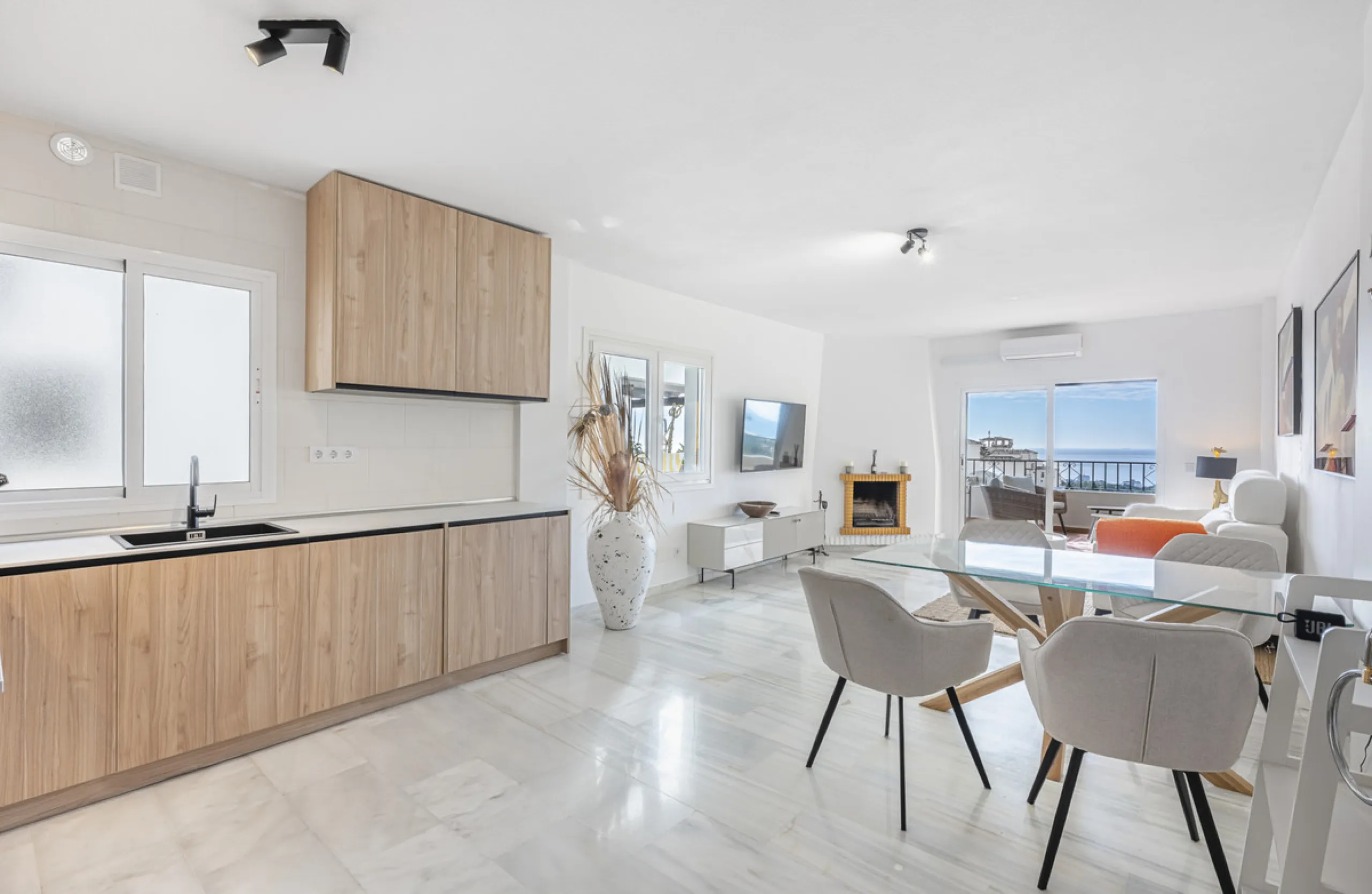 Sea views are the first thing you notice here. Open, wide, uninterrupted views across the Mediterranean from your own south-facing terrace in Sitio de Calahonda, Mijas. This modern, fully refurbished apartment offers 112 m² of built-up area and is set in 