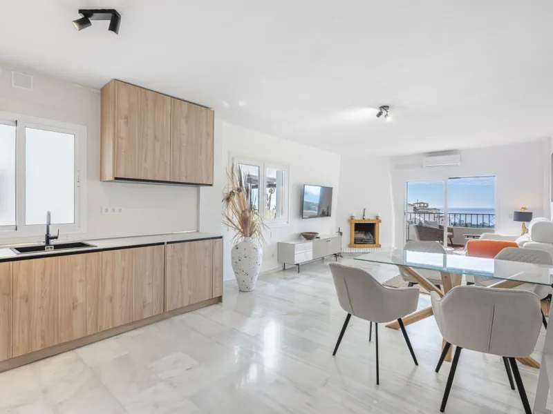 Sea views are the first thing you notice here. Open, wide, uninterrupted views across the Mediterranean from your own south-facing terrace in Sitio de Calahonda, Mijas. This modern, fully refurbished apartment offers 112 m² of built-up area and is set in 