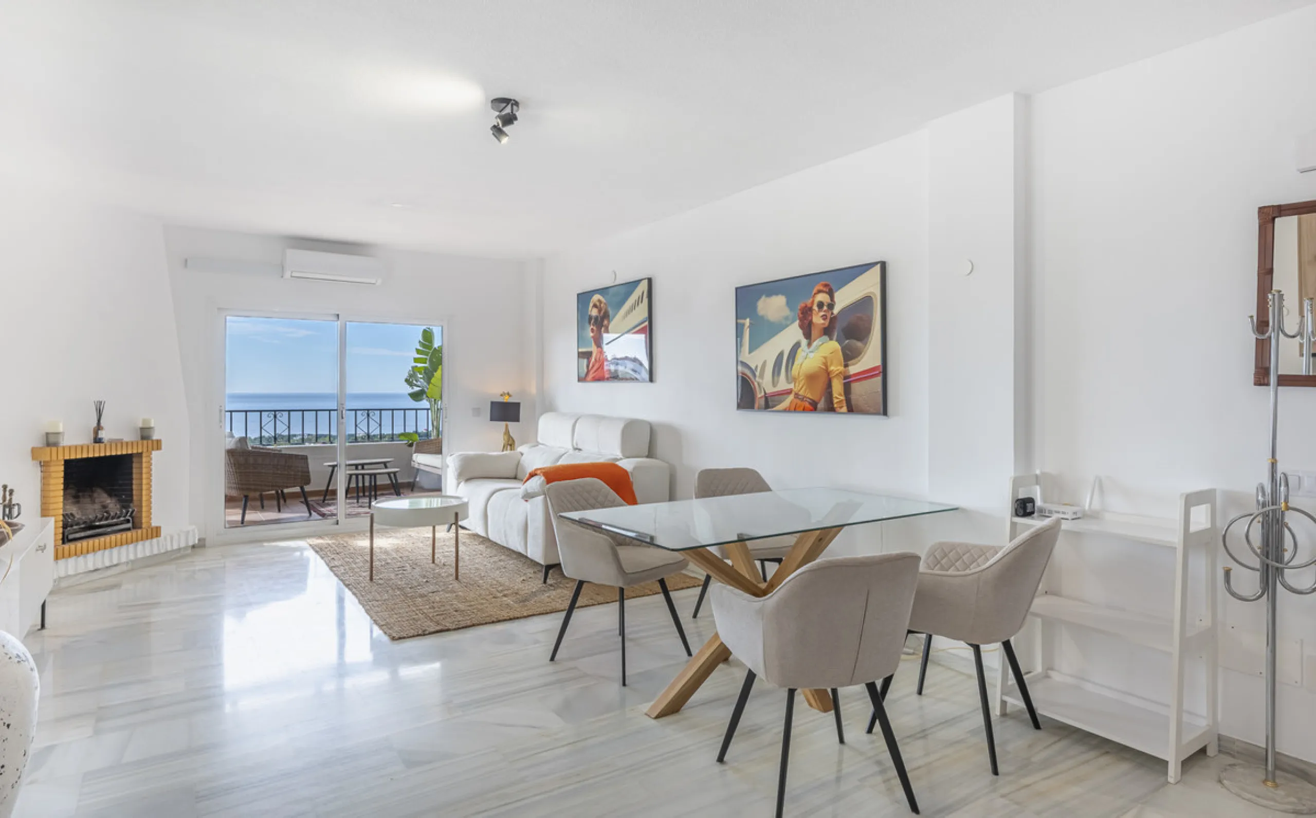 Sea views are the first thing you notice here. Open, wide, uninterrupted views across the Mediterranean from your own south-facing terrace in Sitio de Calahonda, Mijas. This modern, fully refurbished apartment offers 112 m² of built-up area and is set in 