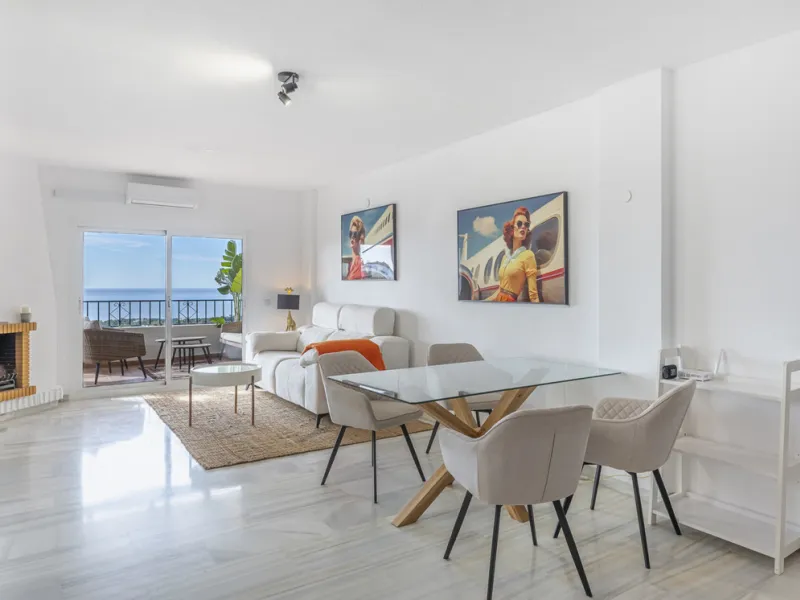 Sea views are the first thing you notice here. Open, wide, uninterrupted views across the Mediterranean from your own south-facing terrace in Sitio de Calahonda, Mijas. This modern, fully refurbished apartment offers 112 m² of built-up area and is set in 