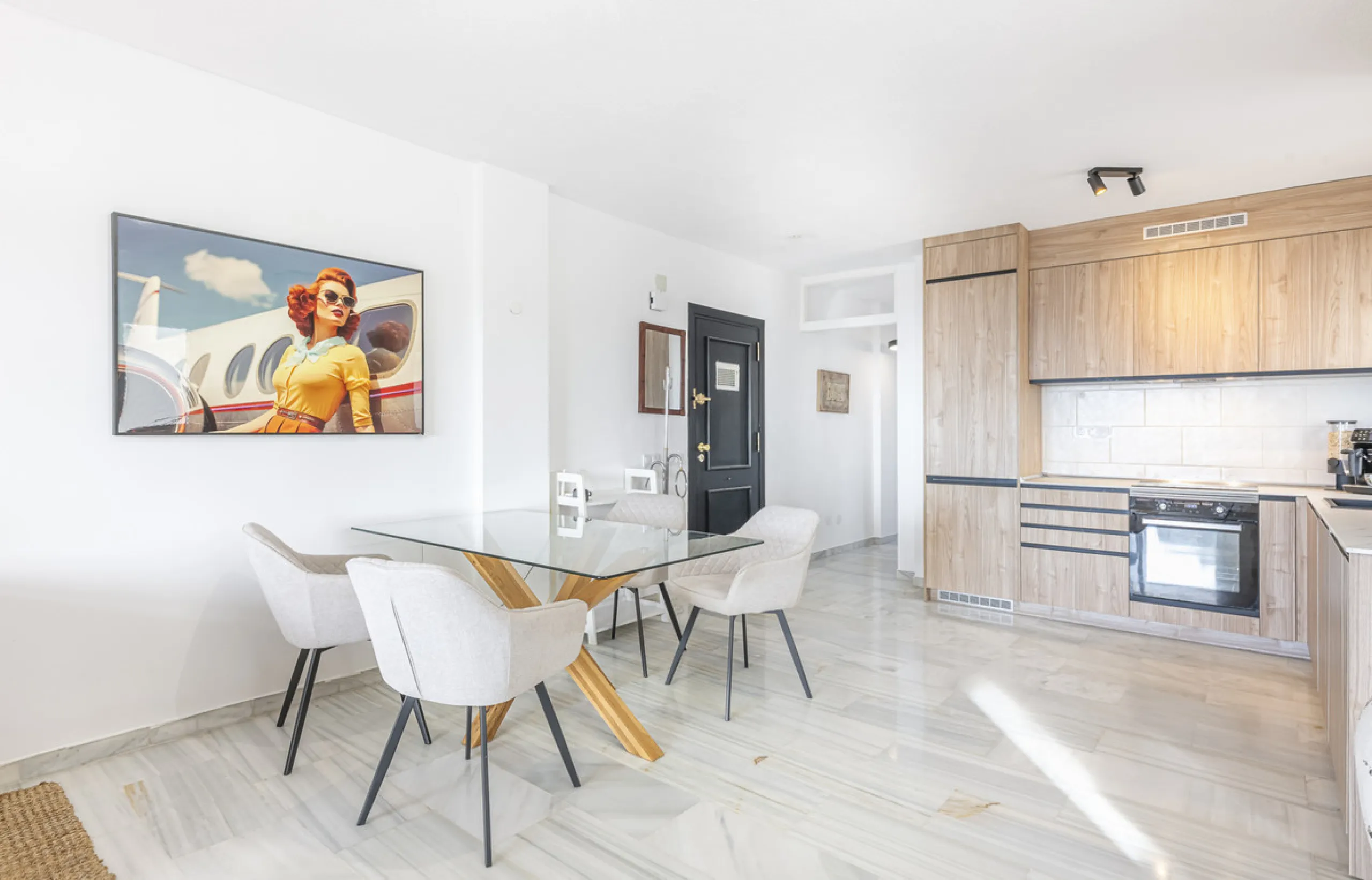 Sea views are the first thing you notice here. Open, wide, uninterrupted views across the Mediterranean from your own south-facing terrace in Sitio de Calahonda, Mijas. This modern, fully refurbished apartment offers 112 m² of built-up area and is set in 