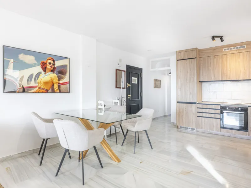Sea views are the first thing you notice here. Open, wide, uninterrupted views across the Mediterranean from your own south-facing terrace in Sitio de Calahonda, Mijas. This modern, fully refurbished apartment offers 112 m² of built-up area and is set in 