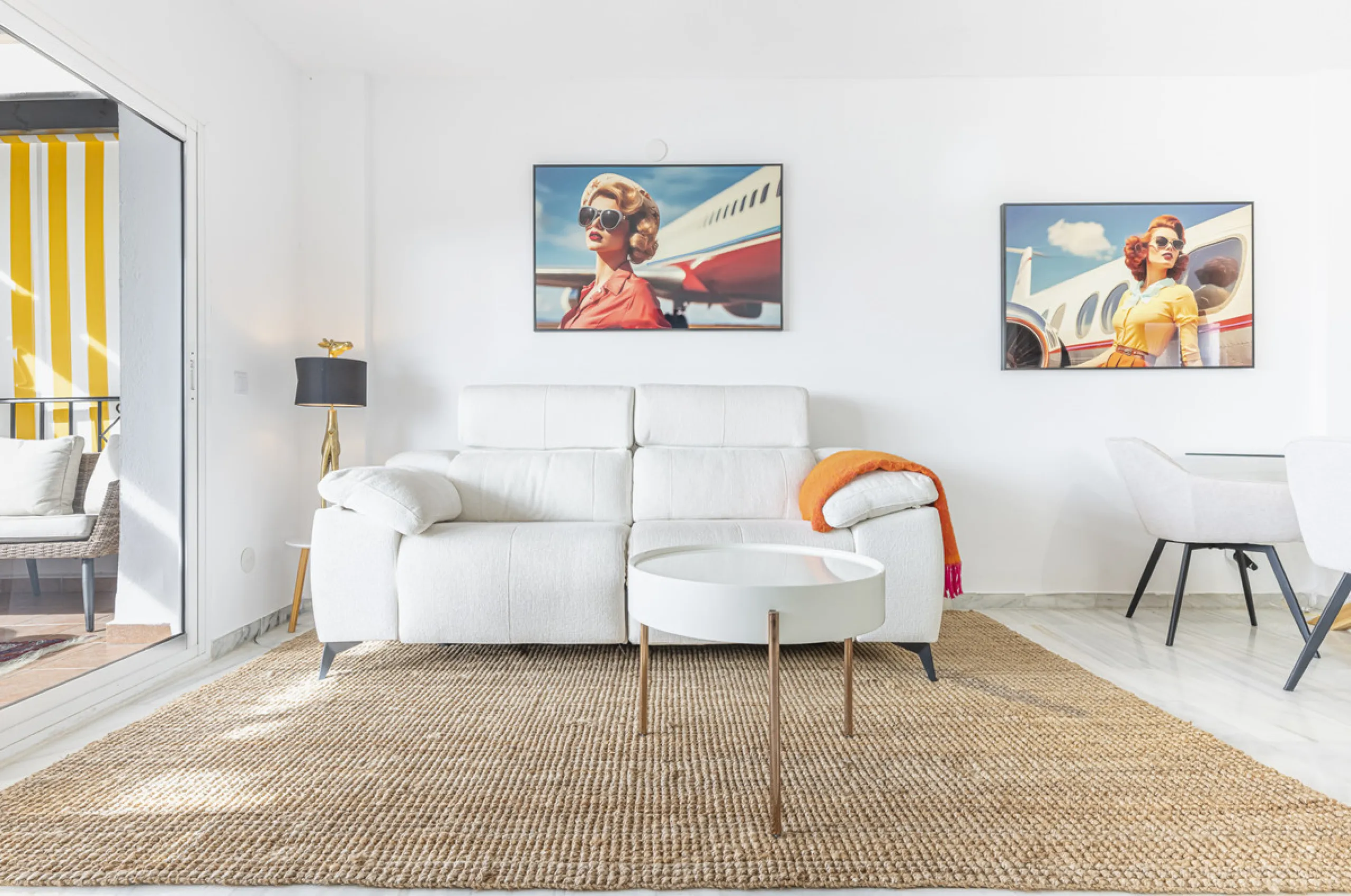 Sea views are the first thing you notice here. Open, wide, uninterrupted views across the Mediterranean from your own south-facing terrace in Sitio de Calahonda, Mijas. This modern, fully refurbished apartment offers 112 m² of built-up area and is set in 