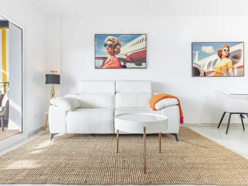 Sea views are the first thing you notice here. Open, wide, uninterrupted views across the Mediterranean from your own south-facing terrace in Sitio de Calahonda, Mijas. This modern, fully refurbished apartment offers 112 m² of built-up area and is set in 