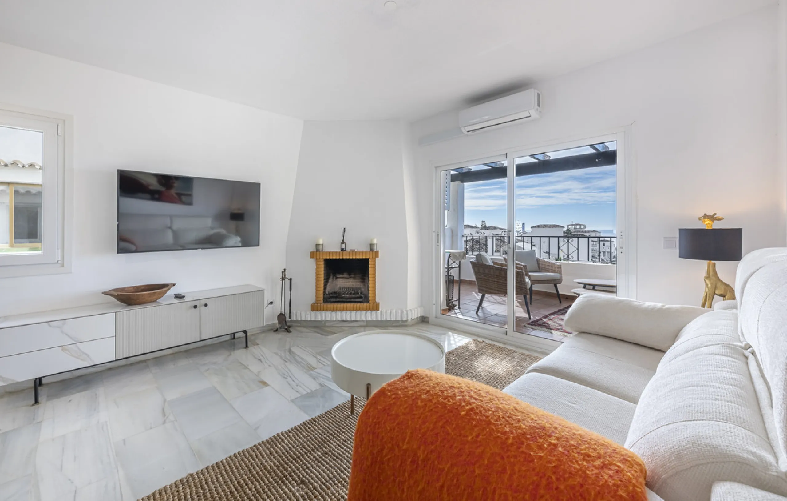 Sea views are the first thing you notice here. Open, wide, uninterrupted views across the Mediterranean from your own south-facing terrace in Sitio de Calahonda, Mijas. This modern, fully refurbished apartment offers 112 m² of built-up area and is set in 